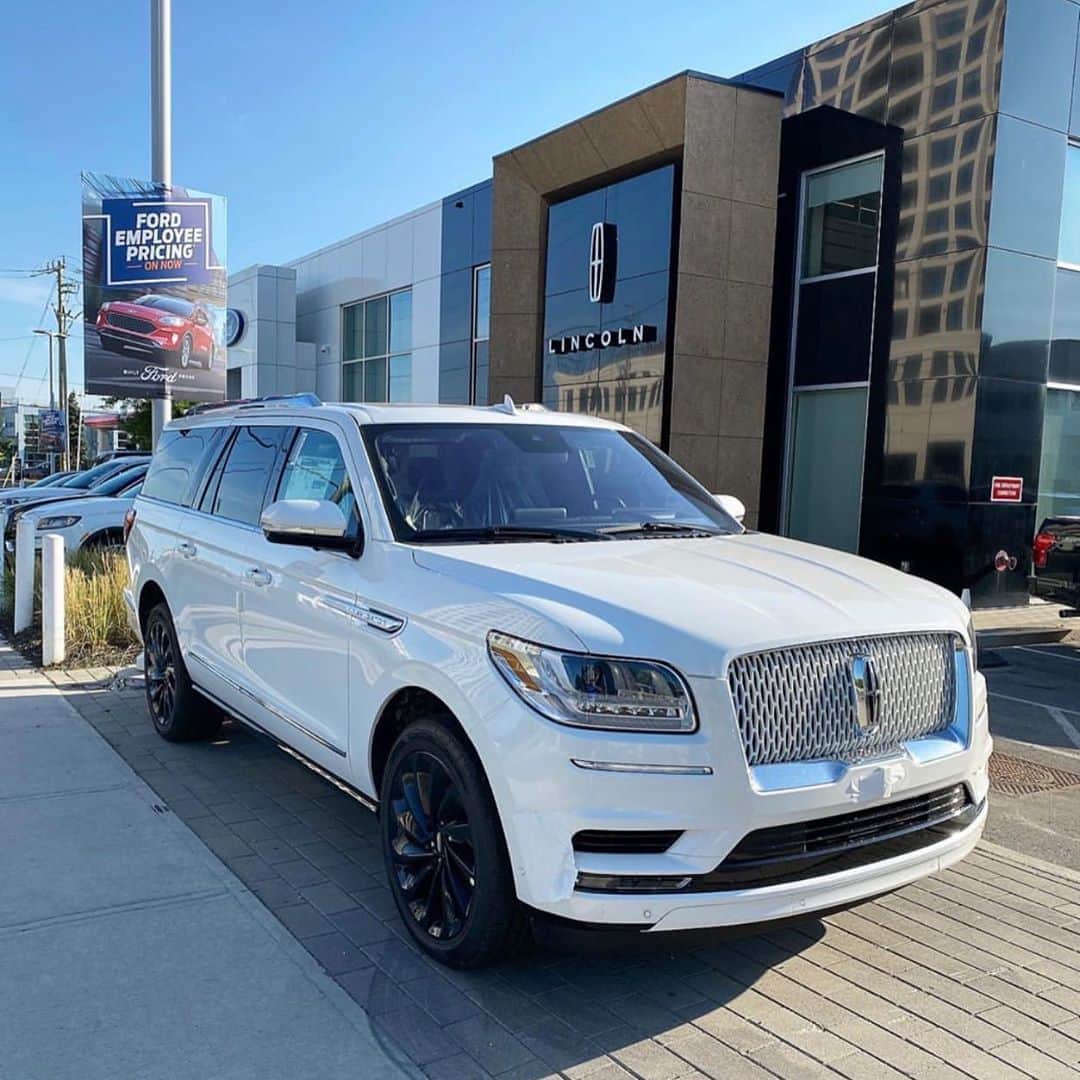 CarsWithoutLimitsさんのインスタグラム写真 - (CarsWithoutLimitsInstagram)「Visit @YongeSteelesFordLincoln for the largest selection of Lincoln Navigators (50) In #Canada 🇨🇦. Now In Stock Brand New #2020 #Lincoln #Navigator #Reserve Long #MonoChromatic & #Luxury Package #208A. Come view it at now #Toronto at 7120 #YongeStreet, #Thornhill, #ON. We have Navigator, #Aviator, #Nautilus and #Corsair models in Inventory.」8月14日 23時29分 - carswithoutlimits