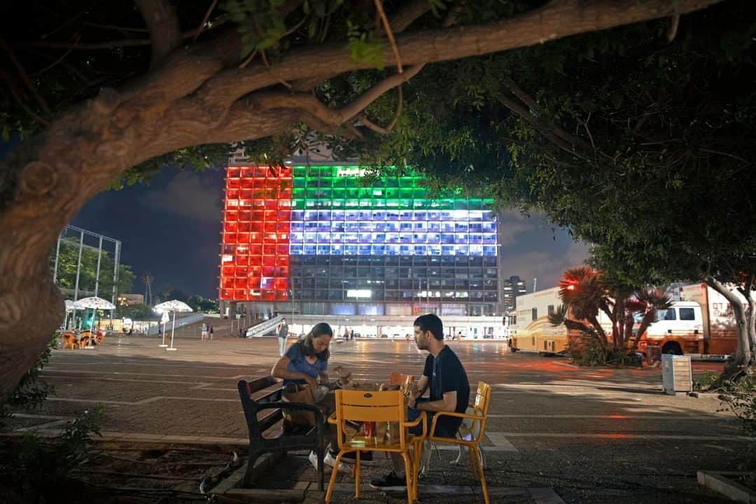 NBC Newsさんのインスタグラム写真 - (NBC NewsInstagram)「Tel Aviv City Hall is lit up with the flags of the UAE and Israel after the countries agreed to a full normalization of relations. Read more at the link in our bio.⁠ ⁠ 📷 Oded Balilty / @apnews」8月14日 23時36分 - nbcnews