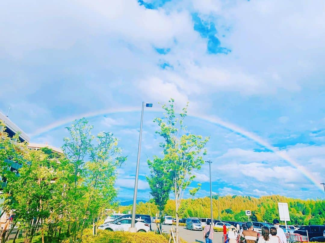 美波さおりさんのインスタグラム写真 - (美波さおりInstagram)「めっちゃ大きな虹🌈🌈 虹を見れたら幸せのサイン なんだって✨✨  今はどんなに辛くても、 乗り越えれば素晴らしい未来が待っている  というメッセージ❤️  虹は天と地を繋ぐ龍神🐉の化身でもあるらしい✨✨ 今月は思いがけないところで龍神を見れたり、虹を見れたり しているからすごく幸せな気分✨✨  これを見た人もパワーになりますように✨✨  #虹 #虹色 #レインボー  #大きな虹 #大きな虹🌈 #granメンバー   ハッシュタグ虹の 写真が綺麗すぎてずっと見てしまう❤️✨🥺」8月14日 23時36分 - sarixoxo101