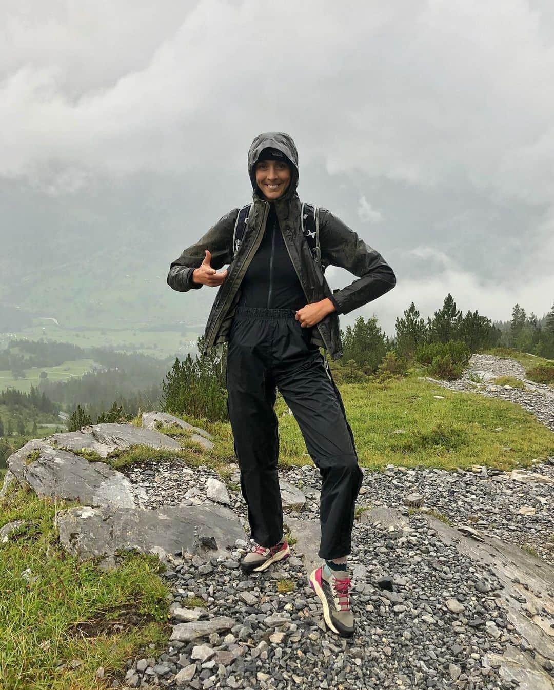 Zanna Van Dijkさんのインスタグラム写真 - (Zanna Van DijkInstagram)「Hiking outfits: expectation vs reality 🤣 [swipe right for a treat] 👌🏼 But seriously, mountains are unpredictable AF and I always recommend packing for all eventualities! You can go from sweating in bright sunshine to shivering inside a rain cloud in record time 🌧 If you want to know what kit I take on a day hike I just published a blog post with my full packing list! The link for my website is in my bio ❤️ #hiking #exploremore #getoutdoors #switzerland #visitswitzerland #myswitzerland #grindelwald #swissmountains #mountaingirls #girlswhohike #travelblogger #hikingblogger #hikingadventures」8月14日 23時41分 - zannavandijk