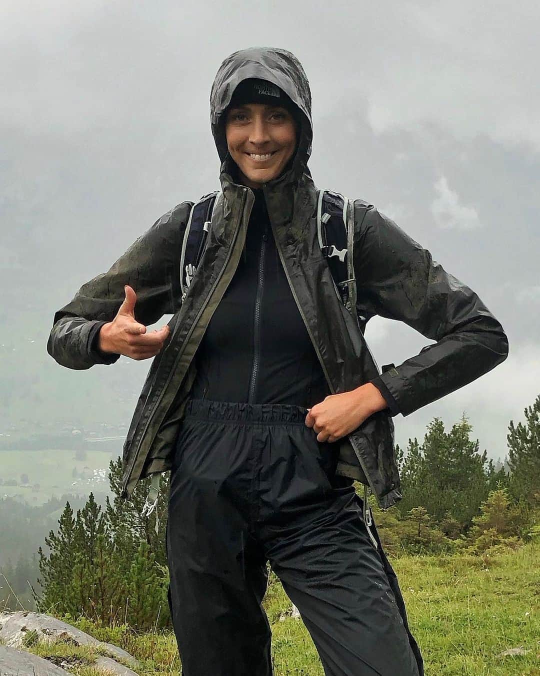 Zanna Van Dijkさんのインスタグラム写真 - (Zanna Van DijkInstagram)「Hiking outfits: expectation vs reality 🤣 [swipe right for a treat] 👌🏼 But seriously, mountains are unpredictable AF and I always recommend packing for all eventualities! You can go from sweating in bright sunshine to shivering inside a rain cloud in record time 🌧 If you want to know what kit I take on a day hike I just published a blog post with my full packing list! The link for my website is in my bio ❤️ #hiking #exploremore #getoutdoors #switzerland #visitswitzerland #myswitzerland #grindelwald #swissmountains #mountaingirls #girlswhohike #travelblogger #hikingblogger #hikingadventures」8月14日 23時41分 - zannavandijk