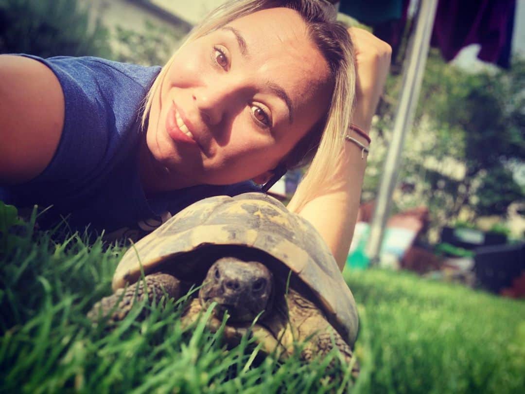ケルシュティン・フランクさんのインスタグラム写真 - (ケルシュティン・フランクInstagram)「It just was time for a turtle-selfie 💁🏼‍♀️🐢🤳🏽 #weekendvibes #turtle #turtleselfie  #heissophotogenic」8月14日 23時50分 - kerstinfrank88