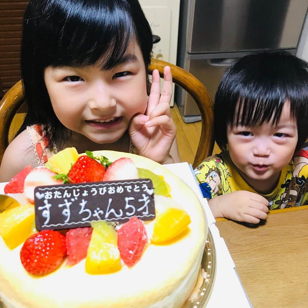吉田ヒトシのインスタグラム：「8/4はすずちゃんの誕生日。  あっという間の5歳。  #誕生日 #5歳 #シャトレーゼ  #ミルクレープ  #ケーキラッシュ」