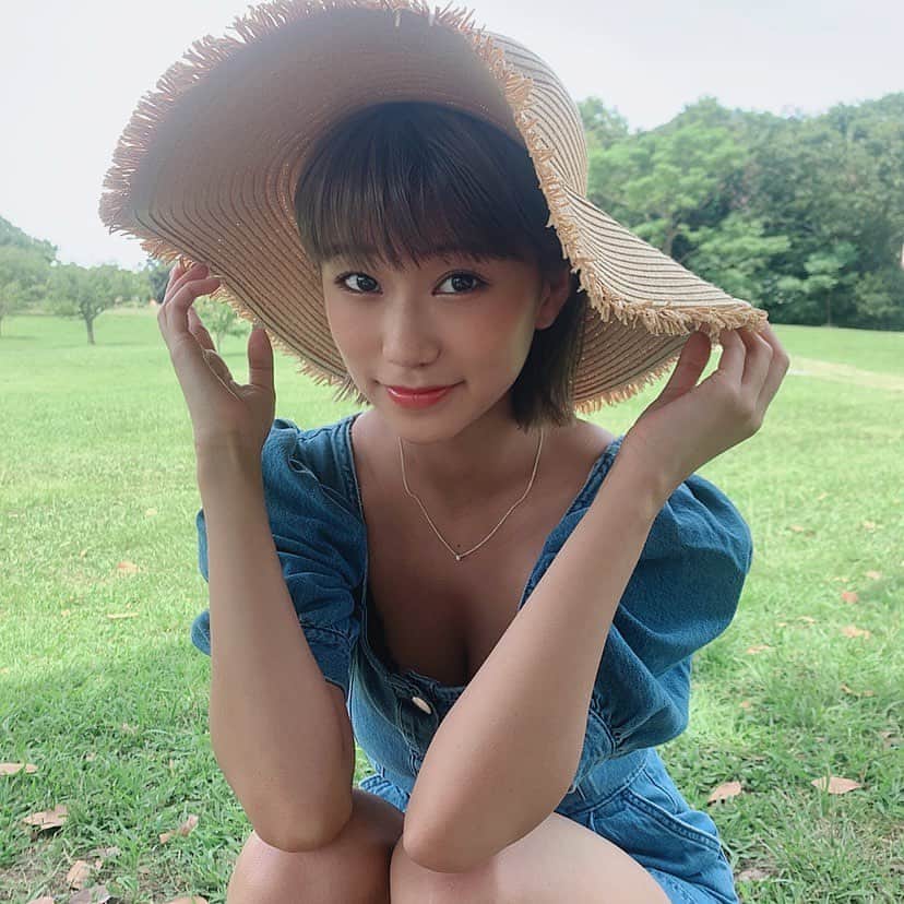 ななせ結衣のインスタグラム：「夏ですね👒﻿ ﻿ みなさん熱中症は大丈夫ですか？﻿ とけてませんか？﻿ ﻿ ゆいは絶賛夏バテです🥵﻿ 年々暑さが苦手になります。﻿ 汗なんか気にせず﻿ 走り回っていた子供の頃に戻りたいなあと﻿ 最近たまに思います。﻿ ﻿ ﻿ 夏は海だ！花火だ！BBQだ！て﻿ 楽しみが増える季節なのに﻿ 今年は自由に遊べない所か﻿ マスクしてこの暑い中外に出るので﻿ 本当にしんどいですよね;(´•௰•`)﻿ ﻿ 早く状況がよくなることを﻿ 祈りつつ私は体力をつけようと思います！！💪( ˙꒳​˙💪)﻿ ﻿ ﻿ 明日からの1週間お盆休みも兼ねて﻿ withliveなどのアプリをつかって﻿ お家でゆいとビデオ通話企画をまたやろうかと﻿ 思ってるのでお時間ある方はぜひ！！﻿ コメントやDMで教えてね〜⸜❤︎⸝‍﻿ ﻿ 一人一人希望の時間や分数などによって﻿ 柔軟に対応します🤔💭！  #gravureidol #photography  #グラビア  #glamour #gravure #sexy #sexyhot#asian#asianbeauty#Japanese#girl#instagood #ig#ig_japan#igers#picoftheday  #性感內衣 #内衣 #泳衣  #泳衣系列  #얼스타그램#일본#섹시#일상#소통#팔로우#赞#粉我#性感的  @b_b_j.j」