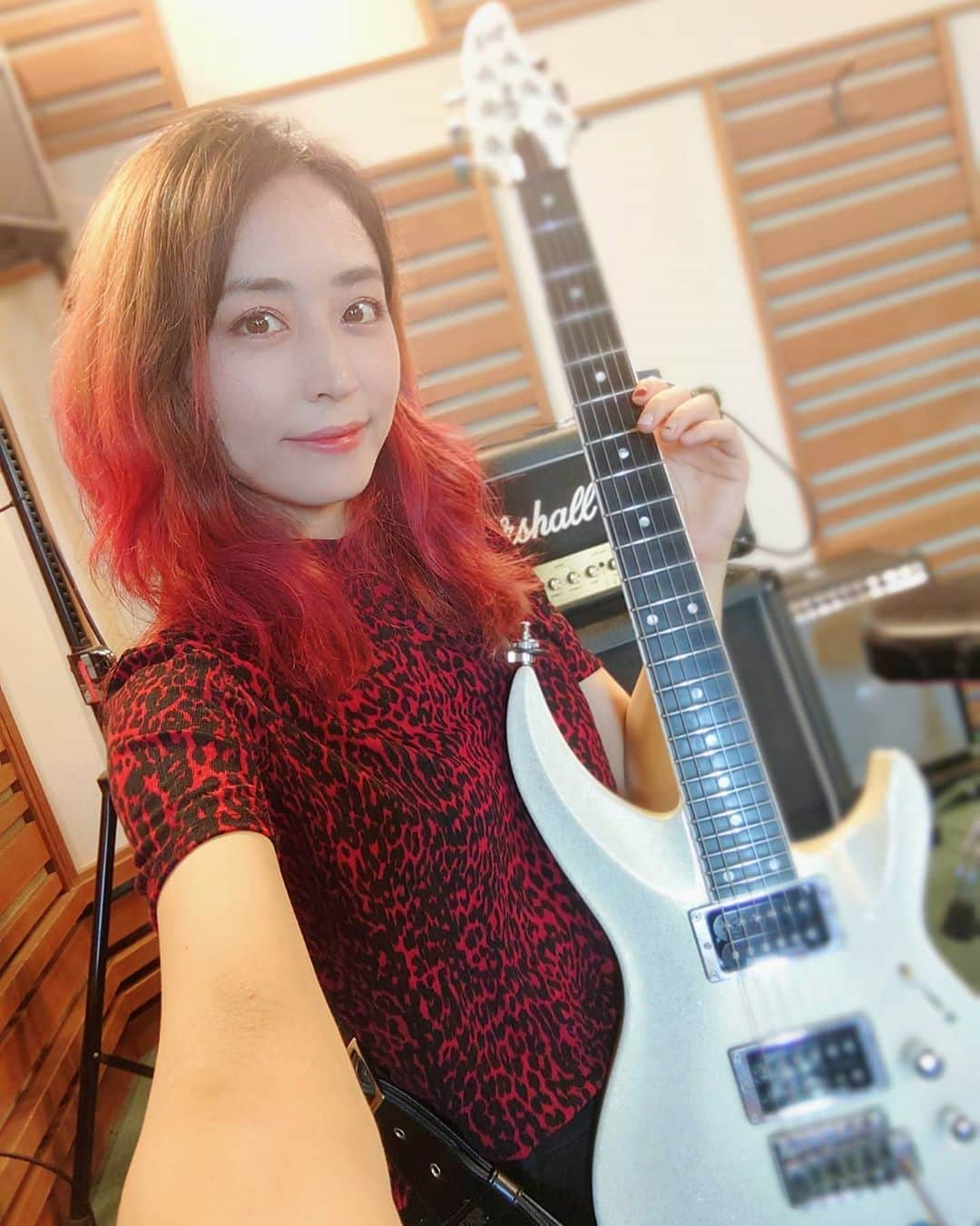 Yukiさんのインスタグラム写真 - (YukiInstagram)「#studiotime   なんか今日めっちゃ派手な人になった‥🤣  #red #D_Drive #yuki #marshall #esp  #photooftheday」8月14日 23時57分 - d_drive_gt_yuki