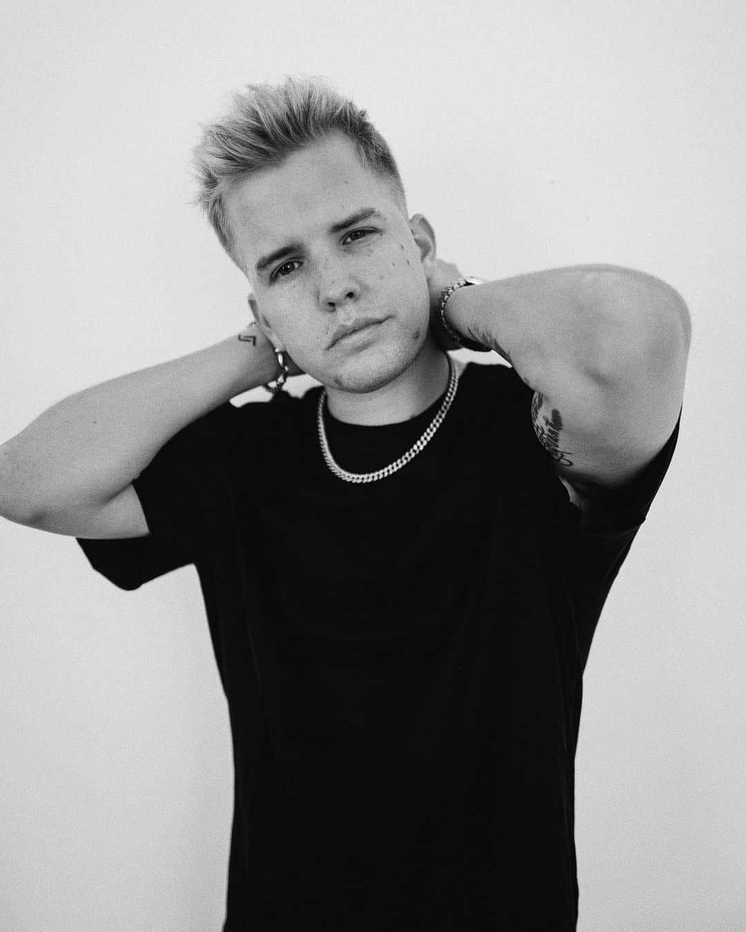 Kayefのインスタグラム：「Schwarzweiss geht immer ✌🏻 Sehen wir uns morgen bei meiner ausverkauften Show in Dortmund? Freu mich brutal drauf ❤️❤️❤️」