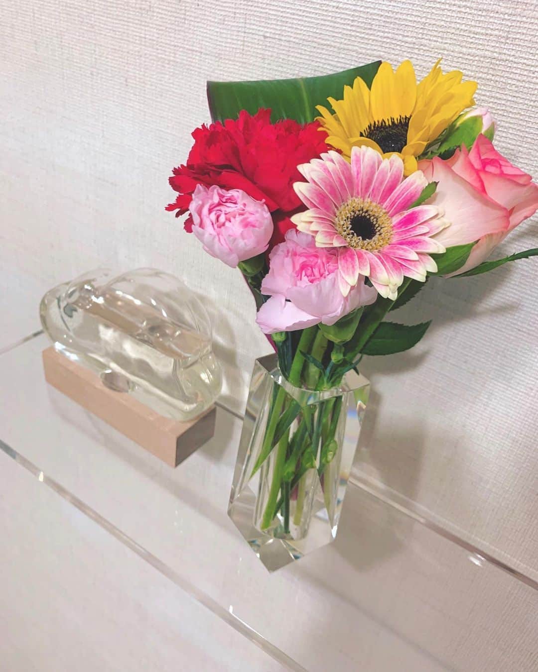 のインスタグラム：「💐#ゆののお花し﻿ ﻿ 今回は夏らしいひまわりと﻿ 花弁の先だけ濃いピンクの薔薇がお気に入り☺️﻿ ﻿」