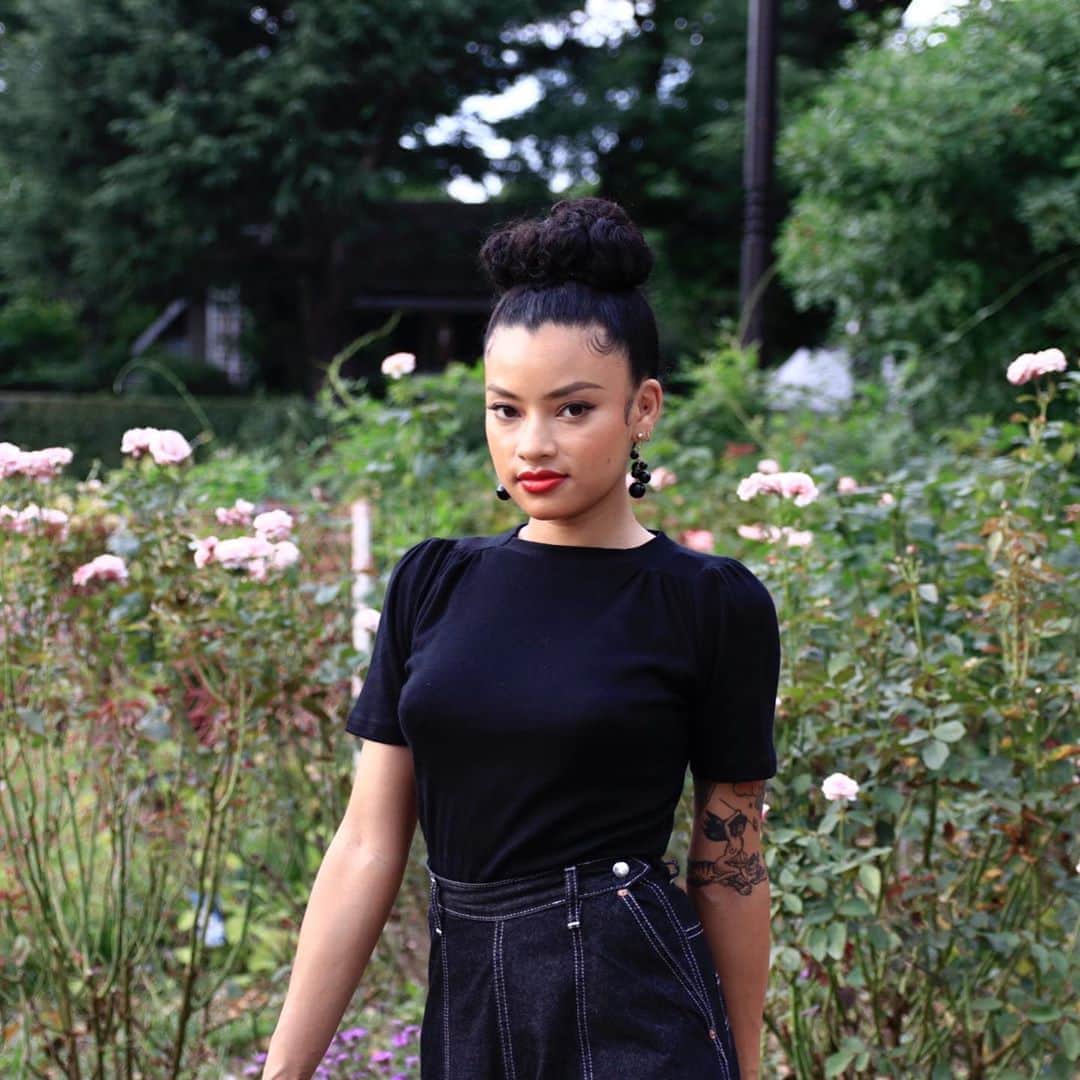ティファニー・キャデラックのインスタグラム：「Black Rose🖤  Top from @freddiesofpinewood 💫」