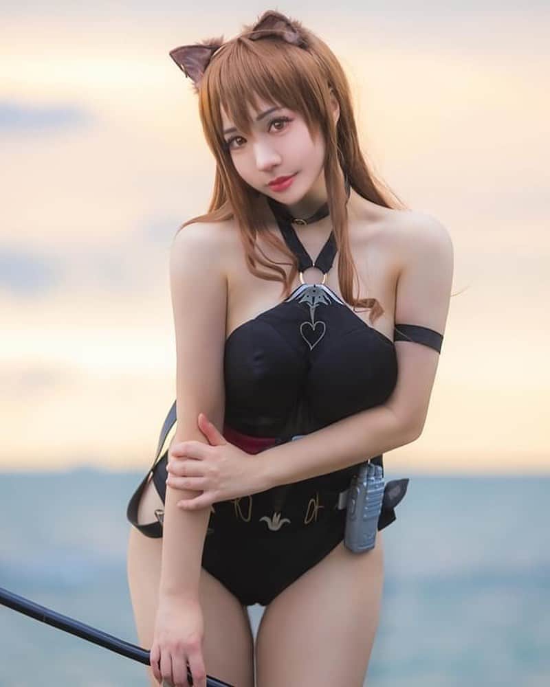 千尋のインスタグラム：「FF36新刊X明日方舟〈天火X暴行〉 ★預購開始!!!~8/20截止  「沒有日炎不能燃燒的靈魂 Doctor」 千尋新刊預購來啦//// 終於努力生出來了!!!這次是明日方舟的主題,,Ծ‸Ծ,, 希望大家喜歡!!!這次分成天火跟暴行兩本書  預購特典是 天火的唇印卡喔(♡˙︶˙♡) 大家FF見!!!!(*‘ v`*)  表單預購(場取)★https://forms.gle/5b9SrPNjdsmYg8r2A 露天取付★https://reurl.cc/n0VAVX  FF36攤位■U47,U48 (叫我千尋大人) 明日方舟 Arknights ■天火X暴行  攝影感謝 @zuo_fengtwphotographer   #明日方舟 #天火 #Arknights #Arknightscosplay」