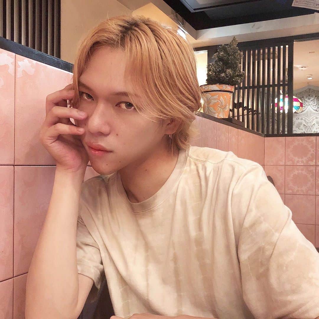 のインスタグラム：「先日ストーリーで投稿したオススメブランド　@vivastudio_jp_official のTシャツを着て◎﻿ ﻿ いつもお世話になってる大好きなプレイスを背景に☺️❤️﻿ ﻿ 今宵も素敵な夜を🌉」