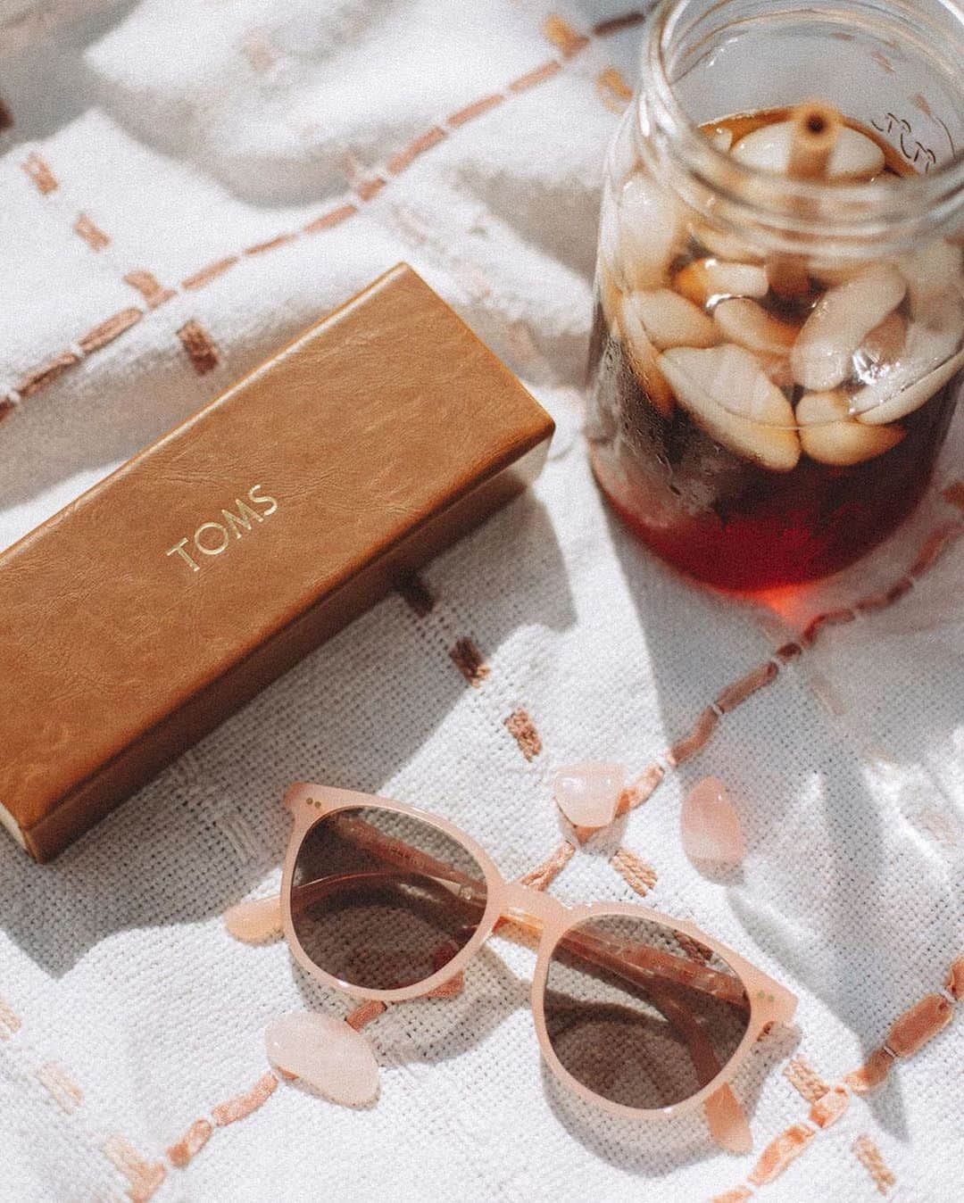 トムズシューズのインスタグラム：「Ready for backyard hangs with these Bellini Sunglasses. // #regram: @nativeandsol」