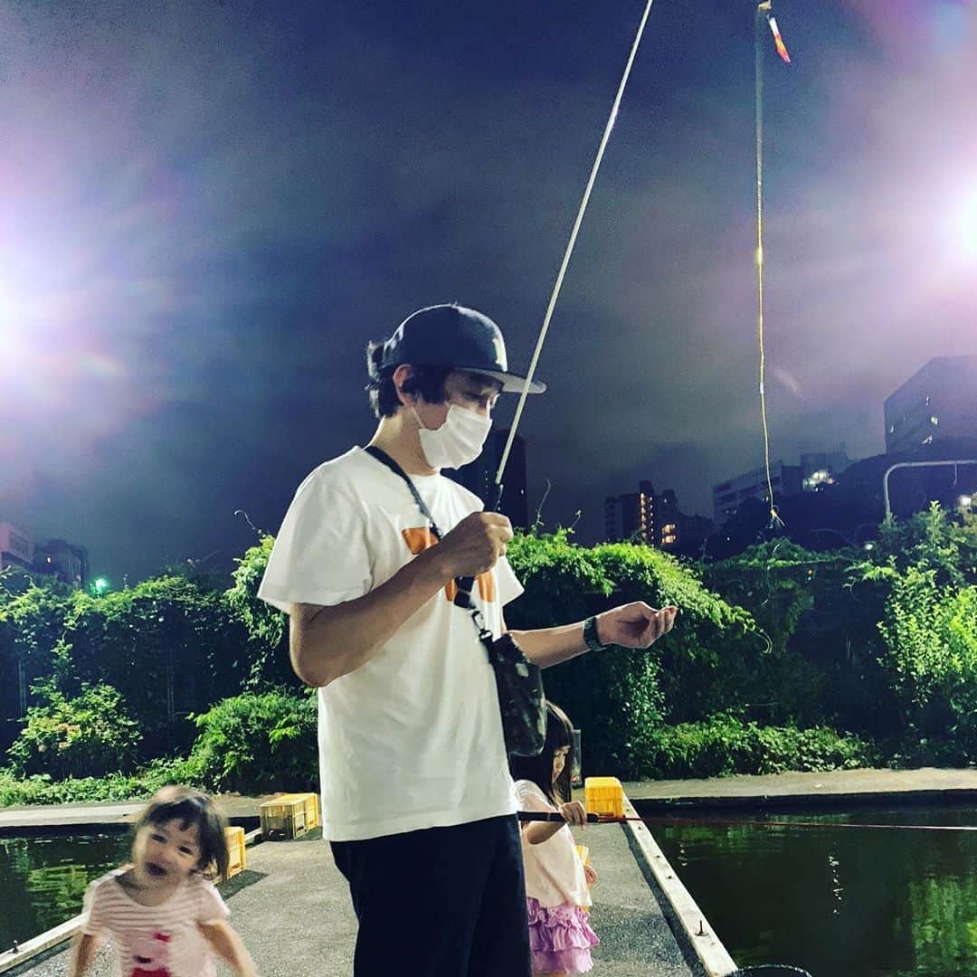 池田鉄洋のインスタグラム：「午後５時に用事が終わり、ムスメとの釣りの約束を果たす為、市ヶ谷の釣り堀に夜釣りに行ったのだけど、うろちょろするムスメが心配で、ウキを見る暇なんてなかった。結局、一時間で五匹釣れてムスメたちは満足して、回転寿司行きたいと言い出した。地方に行けないけど、蜜は避けなきゃだけど、夏の思い出は作ってあげなくちゃなのだよね。」