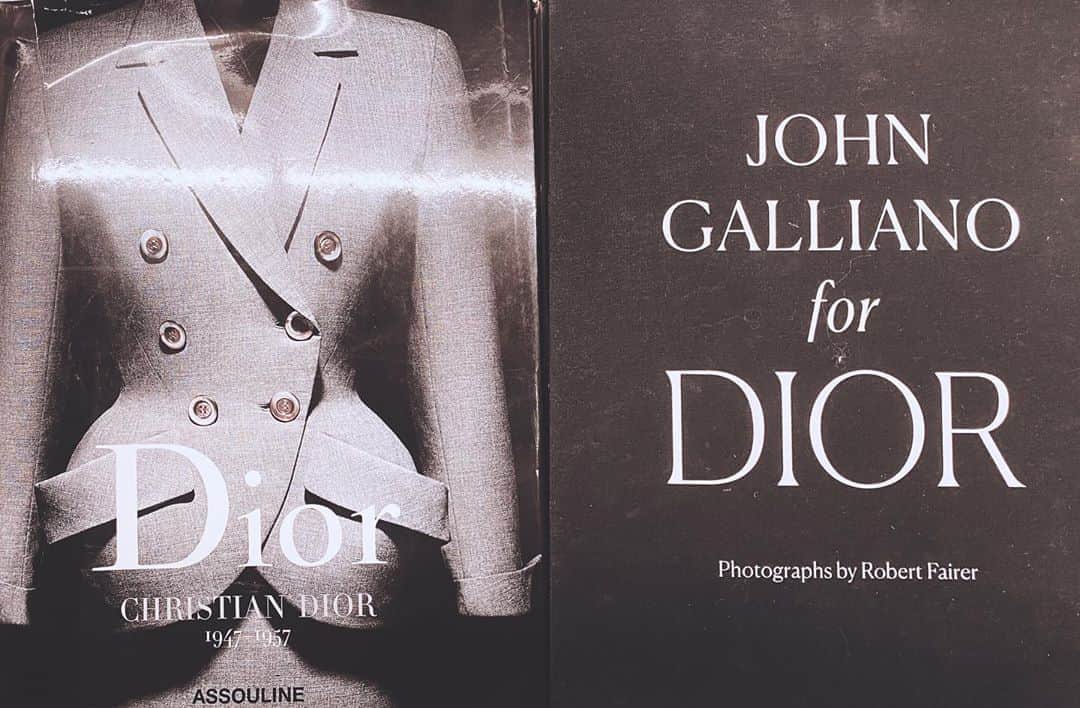 遠海まりこさんのインスタグラム写真 - (遠海まりこInstagram)「Dior ﻿ ———————————————————————﻿ ﻿ ﻿ ﻿ ﻿ JOHN GALLIANO for DIOR﻿ 帰りに寄った本屋で かっこいい本を発見。  #christiandior #dior #johngalliano #photographer #robertfairer #books #book #whiteandblack #bookstore #tokyo #japan #fasion  ﻿ ﻿ ﻿ ﻿ ﻿ ﻿」8月15日 0時07分 - marikotohmi99