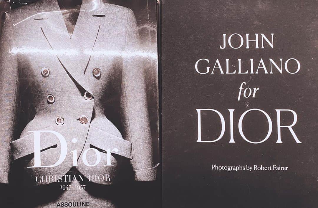 のインスタグラム：「Dior ﻿ ———————————————————————﻿ ﻿ ﻿ ﻿ ﻿ JOHN GALLIANO for DIOR﻿ 帰りに寄った本屋で かっこいい本を発見。  #christiandior #dior #johngalliano #photographer #robertfairer #books #book #whiteandblack #bookstore #tokyo #japan #fasion  ﻿ ﻿ ﻿ ﻿ ﻿ ﻿」