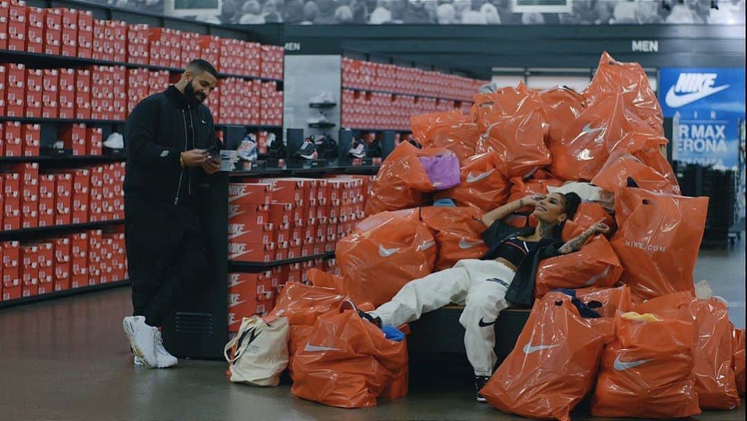 Vevoさんのインスタグラム写真 - (VevoInstagram)「🚨They sayin’ Drizzy just snapped and we’re here to confirm.🚨 Live out your retail dreams with @champagnepapi, @lildurk and some friends in the Nike HQ with his new video for “Laugh Now Cry Later,” the first single off his upcoming album #CertifiedLoverBoy ⠀⠀⠀⠀⠀⠀⠀⠀⠀ ▶️[Link in bio] #Drake #LilDurk #LaughNowCryLater」8月15日 0時09分 - vevo