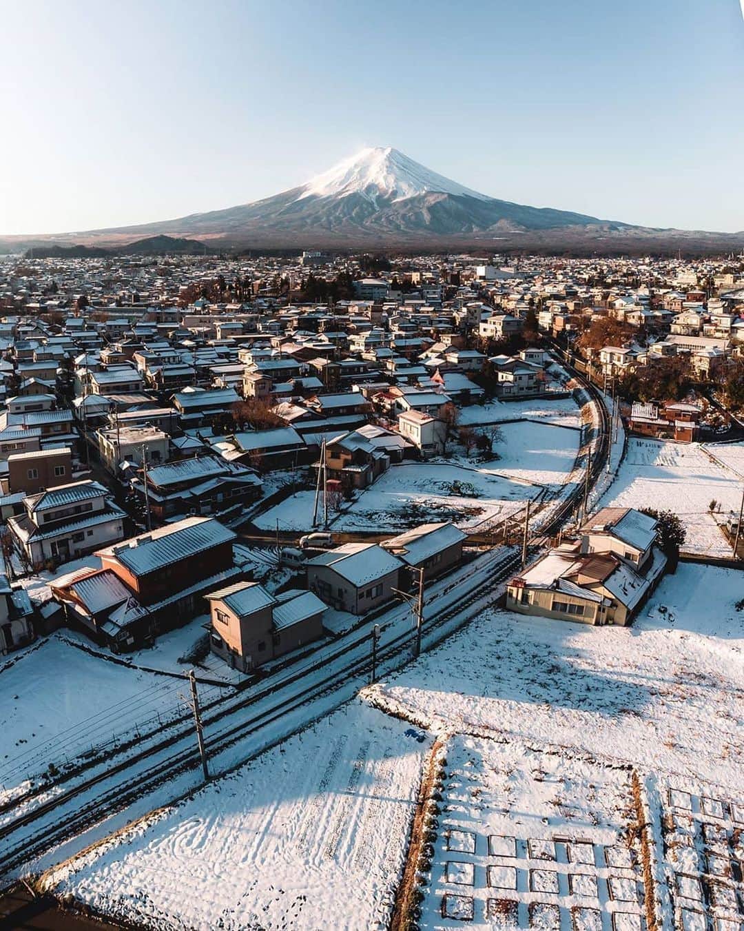 BEAUTIFUL DESTINATIONSさんのインスタグラム写真 - (BEAUTIFUL DESTINATIONSInstagram)「Clear skies revealing Mt. Fuji in its full beauty! 🏔 Standing at 3,776.24 meters, this stunning mountain never fails to take every traveler's breath away. Do you want to see and hike it too?  We know many of you have scheduled trips to Japan for the Olympics, and the world has witnessed how this beautiful country prepared for the Summer Olympic Games. It has been rescheduled to 23 July to 8 August 2021 in Tokyo, and we are sure it's going to be as amazing as planned or maybe even better! 🇯🇵  We all can't wait to meet you again. Cheering for the world's healing. See you soon!  📸@andyescapes 📍Shimoyoshida, Japan」8月15日 0時10分 - beautifuldestinations
