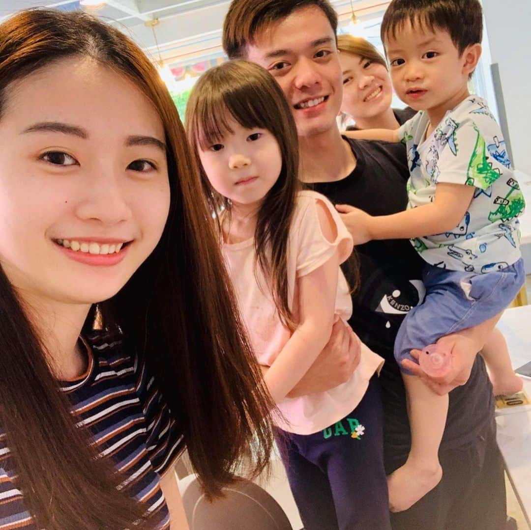 曹志イのインスタグラム：「兩週年的這天有最愛的小孩陪很👌🏻❤️兩年快樂❤️」