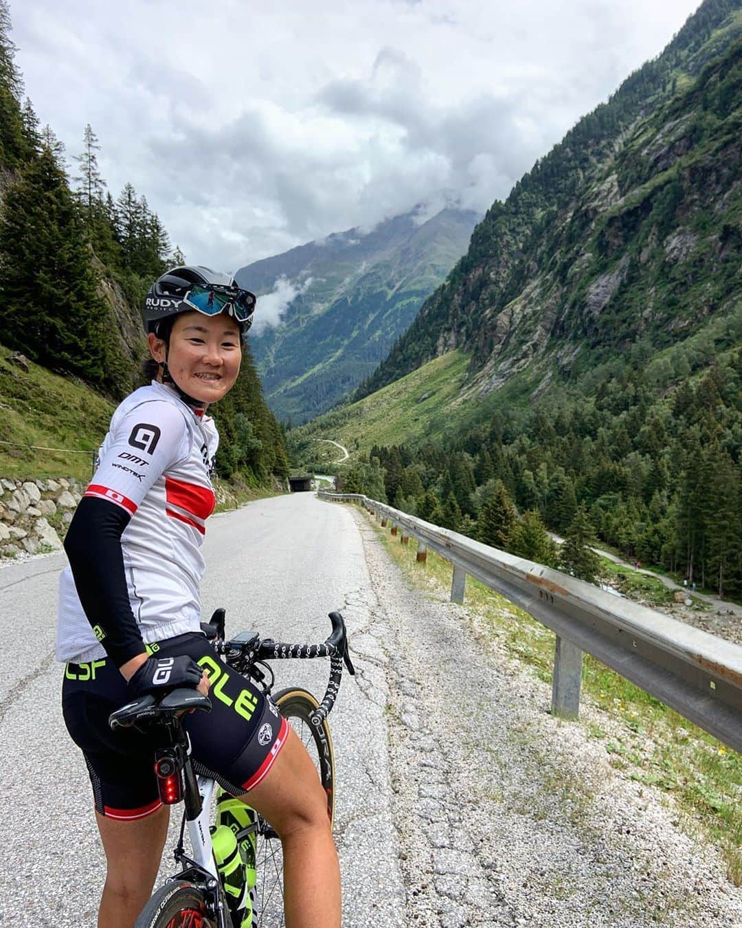 のインスタグラム：「📍Somewhere in Austria 🇦🇹  Next 2 weeks, I will explore & ride this Tirol area 🤘🏻& Stay in thin air 🧘🏻‍♀️ . . #今日のエリさん　#alebtcljubljana #rudyproject #prologo #alecycling #windtex #enjoyyourride」