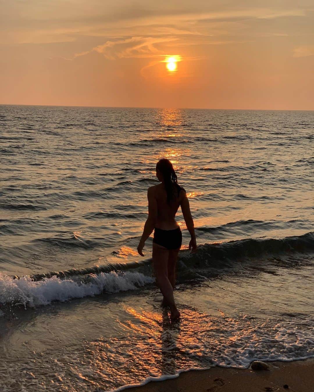 ミア・マエストロのインスタグラム：「It was her voice that made  The sky acutest at its vanishing.  She measured to the hour its solitude. She was the single artificer of the world In which she sang. And when she sang, the sea,  Whatever self it had, became the self That was her song, for she was the maker. Then we,  As we beheld her striding there alone, Knew that there never was a world for her  Except the one she sang and, singing, made. ✨ #TheIdeaofOrderatKeyWest」
