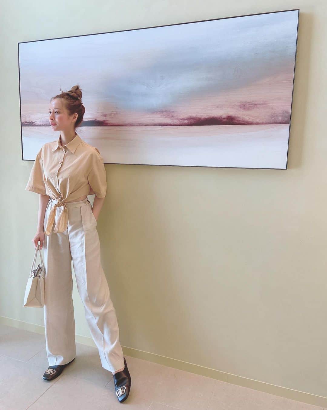 のインスタグラム：「しふく🐝  bag... @zara  shirt... @vikagazinskaya_official_moscow  pants... @stellamccartney  slip-on... @balenciaga  #もえ服」