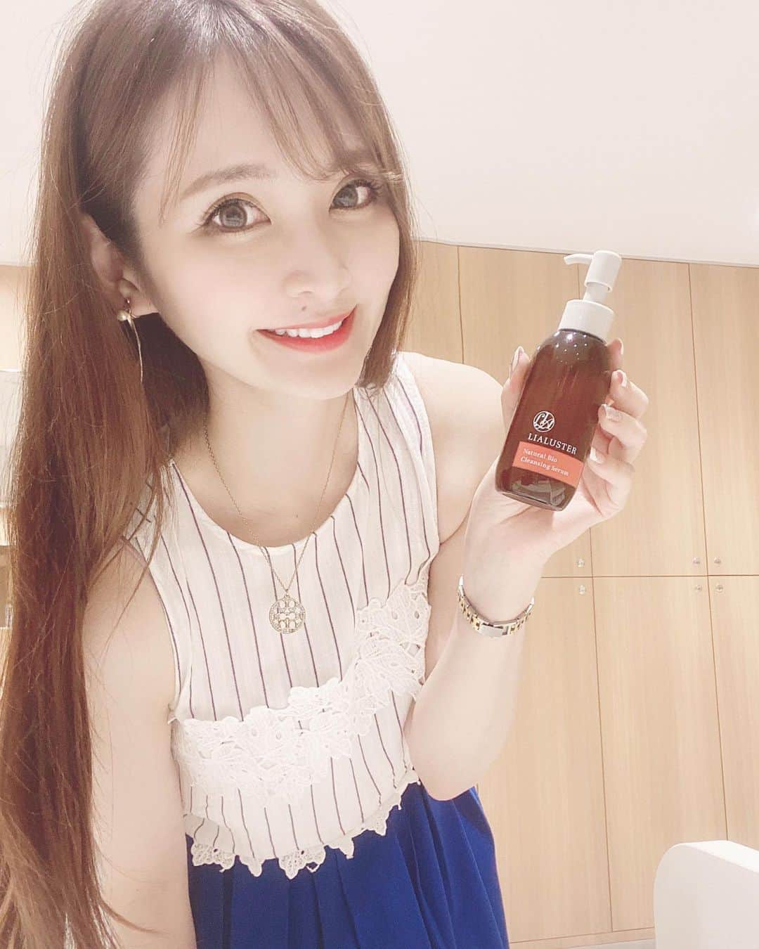 のインスタグラム：「『美肌菌』って知ってる？ お肌を美しく健康に保つ為の菌なんだけど、 なんとクレンジングすると死滅しちゃうんだって🤭 お、おそろしい！！！！ 逆に美肌菌が活性化されると24時間スキンケアできるの。 @LIALUSTER_official のナチュラルビオクレンンジングセラムは、美肌菌を守りつつ育てる肌フローラ再生クレンジング✨ とろんっとしたテクスチャーで摩擦レスで洗顔できるよ。しかもダブル洗顔なしでいいのが最高。 毛穴の黒ずみもすっきりなのに、洗い上がりもしっとりしてます♥︎ まつエクの人もOKみたい🙆‍♀️ これはお気に入りすぎるので、しばらく使い続けたい♥️ ・ #リアラスター #LIALUSTER #ナチュラルビオクレンジングセラム #クレンジング #毛穴ケア #美肌菌 #毛穴のリバウンド #くすみケア #保湿ケア #毛穴レス #クレンジングリキッド #美肌菌クレンジング #菌活クレンジング #肌フローラ #バイオスキンケア #PR」