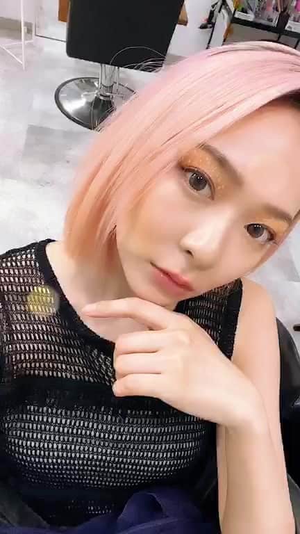 井咲アキのインスタグラム：「ピンクヘアになっちゃったよ〜ぅ😆🌸 夏っぽくて可愛い〜🌺💕 このあと仕上げするよ〜♪ ・ ・ ・ #ピンクヘア#ヘアカラー#ライブ配信#夏休み #pink #pinkhair#summertime#love」