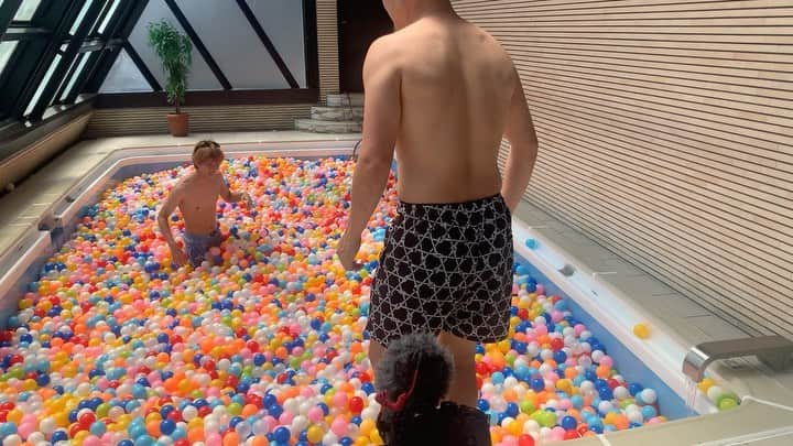 のインスタグラム：「Dive  #ballpool #kensuketime #夢の場所」