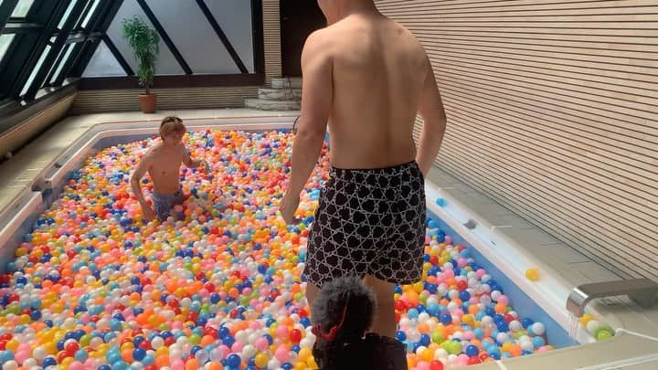 けんすけのインスタグラム：「Dive  #ballpool #kensuketime #夢の場所」