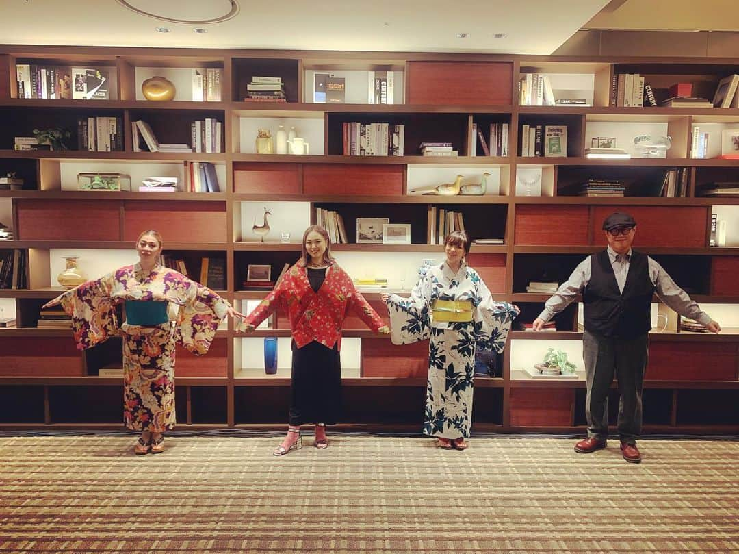 akikoさんのインスタグラム写真 - (akikoInstagram)「昨晩のTMC week 2020 ～TOKYO MUSIC CRUISE Spin-Off～のミッドナイトライブにいらしてくださったみなさま、スタッフ、関係者の皆様、どうもありがとうございました。  音楽フェスやイベントが続々とキャンセルになる中、音楽を止めるな、という意思のもと開催を決断されたプリンスホテルさんには、私たちアーティストからも感謝の気持ちでいっぱいです。　  ミズノマリさん、傳田真央さんとのコーラスが楽しすぎました😭ああ、なんて贅沢な時間。。。  今まで当たり前だと思っていたことが、こんなにもありがたく、貴重なことだったんだと改めて気付かされた2020年夏。来年の夏は、通常開催できることを、心から祈ります🙏✨🙏  TMCは16日まで。会場では新型コロナ対策をかなり徹底していて、スタッフの皆さんは万全の体制で迎えて下さっています。これから行かれるみなさん、安心して楽しんで下さいね😌  #tmc #ミズノマリ #傳田真央　#akikojazz」8月14日 15時36分 - akikojazz