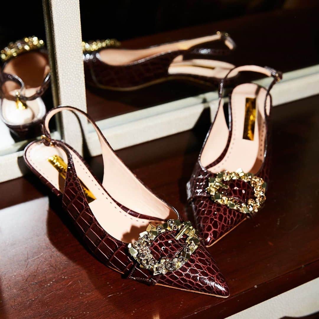 ルパートサンダーソンのインスタグラム：「Choose Love I At 10am today, an online pop-up auction curated by stylist @aimeecroysdill launches to raise funds for refugee women and children in Calais and Dunkirk. We are delighted to have donated some shoes, including a pair of our sold-out Promise slingbacks. The auction ends Sunday 23rd August at 6pm. Please visit the link in our bio to browse and bid for your favourite pieces. All proceeds are going directly to women and children who have had to flee war, persecution and climate change I #ChooseLove #CharityAuction #GoGoGo #RupertSanderson」