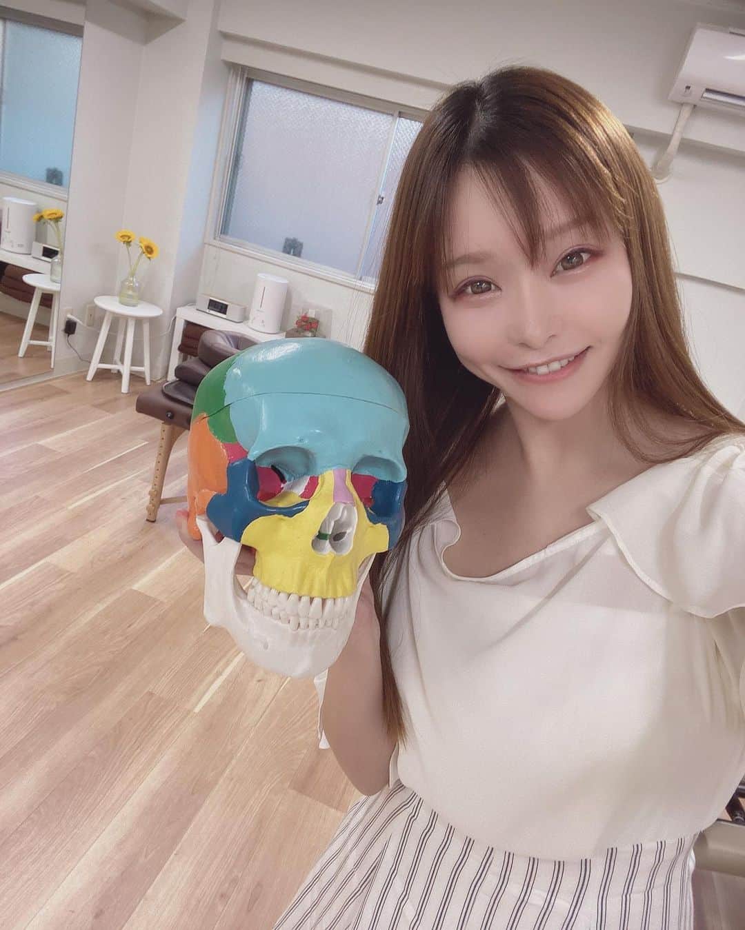 利咲のインスタグラム：「Viday公認アンバサダーに就任しました👼 #Viday とは？ @viday_official  日本初の美容サロン使い放題サービスです♡ 月額定額制でVidayに加盟されているサロン5ジャンル（美容院、エステ、リラク・マッサージ、ネイル・まつげ、パーソナルジム）が使い放題という新しいサービスが出来ました☺ いろんなジャンルが使い放題なのがすごいですよね〜 加盟店舗さん側も無料で登録が出来る！ サブスクが人気の世の中、良いサービスだと思います✨  今回六本木にあるStudio Holosさんにて  @fujita0205 @kogao.diet.studio_holos  痩身整体を受けて来ました🦴 オーナーの藤田さんはとにかく知識が豊富で今までの常識を覆すような面白い情報をたくさん教えて頂くことが出来ました。 普通の整体師さんのレベルではありません！ 身体の姿勢や不調を整えれば健康になり美しくなる仕組みを追求しているので一味違う、ワンランク上の整体を求めている方におすすめ👍 （元々妊活治療をメインにされていたそうですが3ヶ月以内に85%の妊娠率という驚異…👀）  BeforeとAfterを見ると腰の位置が上がっていてくびれが出来ている！  美容整体、痩身整体、トレーニングなど幅広く深い知識で診てもらうことができます😇 健康のこと、ダイエットのこと、栄養のこと…勉強になる事ばかりでした✨  お世辞抜きで凄いな、と思ったところなので気になった方は是非Vidayと共に利用してみて下さい💕  #美容 #美容定額サービス #美容定額 #スタジオホロス #StudioHolos #整体 #美容整体 #痩身整体 #ダイエット #バストアップ #小顔整体 #妊活 #妊活治療 #妊活整体 #ざこっつん®︎ #六本木 #美容サロン使い放題サービス #コロナ対策」