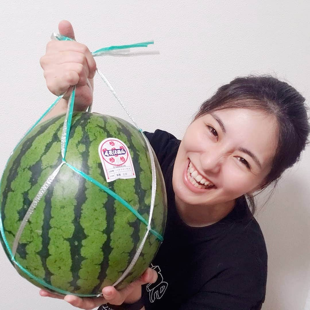 高山侑子さんのインスタグラム写真 - (高山侑子Instagram)「. テンション上がる〜〜っ🍉  #すいか #スイカ #西瓜 #尾花沢スイカ #夏と言えばこれ #でも冷蔵庫に入らない 😂 #それにしても #頭ボサボサ」8月14日 16時00分 - takayamayuko_stardust