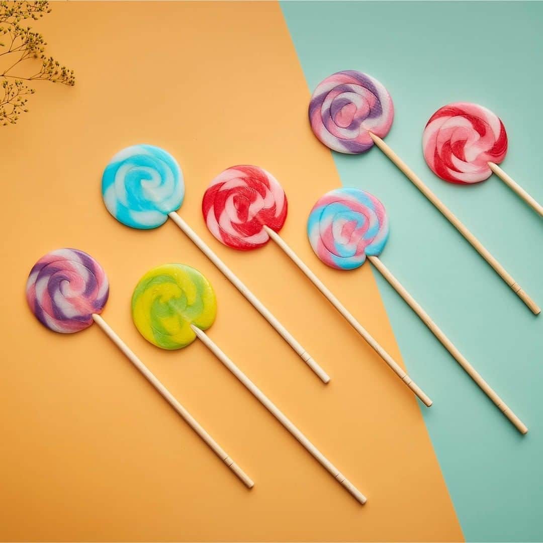 Cake.jpさんのインスタグラム写真 - (Cake.jpInstagram)「誰もが1度は憧れたペロペロキャンディの10本セット 😊🍭  お子様に大人気❕ちょっとしたプレゼントにも大人気の1品です♬   通常は色々なカラーをミックスして発送させて頂きます。 お色の統一や指定がございましたらお問合せ下さい✨  ＝＝＝＝＝＝＝＝＝＝＝ この投稿をtap→商品を見る、又はプロフィールのショップを見るからご購入頂けます🧁 ＊＊＊＊＊＊＊＊＊＊＊＊＊＊＊＊＊＊＊＊＊＊＊＊ ＊＊ ⁠ ⁠ ⁠⁠⁠⁠⁠⁠⁠⁠⁠⁠⁠⁠⁠⁠⁠⁠Cake.jpでは、皆さんからシェアされた⁣⠀⁠⁠⁠⁠⁠⁠⁠ ⁠ 素敵なお祝いのコンテストをおこなっています⁠🙌⁠ ⁠ ⁠⁠⁠ ⁠ 👇フォトジ アニバーサリー参加方法👇⁠ ⁠ ⁠⁠ Cake.jpのケーキでのお祝いの様子を⁣⠀⁠⁠⁠⁠⁠⁠⁠⁠ ⁠ #cakejp#フォトジェアニバーサリー⁠ ⁠⁠⁠⁠⁠で⁠ タグ付けしてシェアするだけ🌈⁠ ⁠⁠⁠ ⁠⁠⁠⁠ ⁠ ご参加を心よりお待ちしております💡⁠ ⁠ ⁠⁠⁠⁠⁠⁠⁠⁠⁠ ⁠ ＊＊＊＊＊＊＊＊＊＊＊＊＊＊＊＊＊＊＊＊＊＊＊＊＊＊＊⁠ #美味しい物好きな人と繋がりたい#おうちスイーツ#お取り寄せスイーツ#お家パーティー#お取り寄せグルメ#甘党#おやつタイム#お家時間#おうち時間#素敵なお祝い #スイーツ好きな人と繋がりたい #食べるの好きな人と繋がりたい #美味しいもの巡り #お土産 #手土産 #女の子ママ#ママにおすすめ#かわいいスイーツ#お取り寄せ #お菓子のある毎日#子供に人気#ペロペロキャンディー#キャンディー#飴#大人の贅沢#おやつ」8月14日 16時01分 - cakejp_official