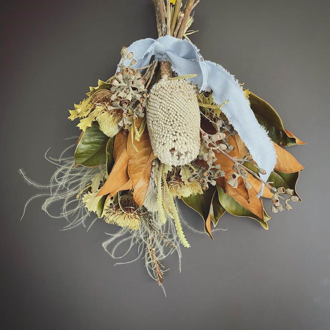 畑野ひろ子のインスタグラム：「我が家の玄関にも、サスティナブルなスワッグを。  #flowers #life #lifestyle #swag #dryflower #サスティナブル #willgarden」