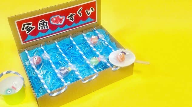 できたくん（高橋和之）のインスタグラム：「夏の工作！ 「金魚すくい」 水は使わないけど すくって遊べる工作です☆ とっても簡単だから 未就学児のお友達でも作れるよー！！ YouTube「ちゃんねるできたくん」見てね☆  #工作大好き #夏休み工作 #金魚すくい #段ボール工作 #遊べる工作 #手作りおもちゃ #廃材工作」