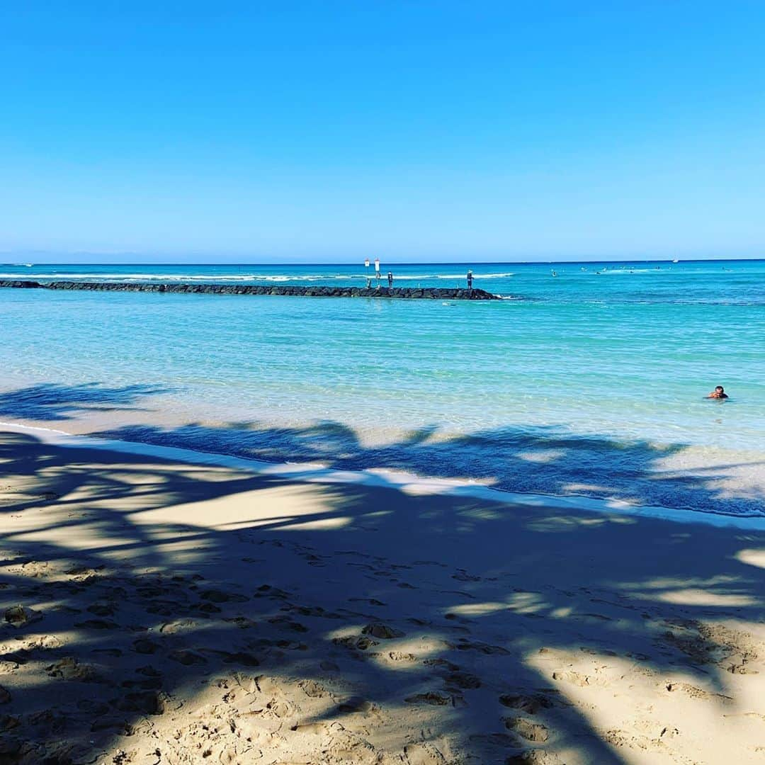 Aloha Street アロハストリートさんのインスタグラム写真 - (Aloha Street アロハストリートInstagram)「またもハワイのビーチや公園がクローズ😢悔しいけれど、今はみんなでグッと耐えるときですね😤（エリカ） ・ ・　 #がんばろうハワイ#がんばろう日本#写真は前に撮影したワイキキビーチ」8月14日 16時04分 - alohastreetcom_hawaii