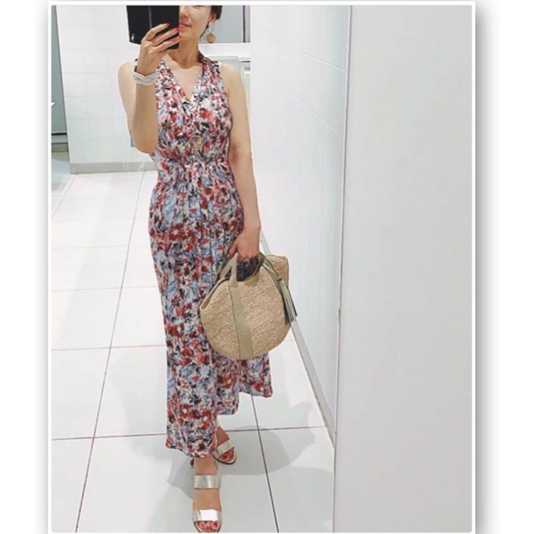 小林万希子さんのインスタグラム写真 - (小林万希子Instagram)「・・ 夏の日差し☀️☀️☀️ ・ 先日着た夏ワンピ ・ 真夏の今着ないで、いつ着る！😆笑 ・ 涼しくって着やすい💕 ・ ・ と…… 昨年の海🏖 ・ 夏だね〜☀️☀️☀️ ・ ・ #夏コーデ  #夏ワンピース  #かごバッグ  #サンダル  #今着ないでいつ着るの 💕 #昨年の海」8月14日 16時18分 - macky1218