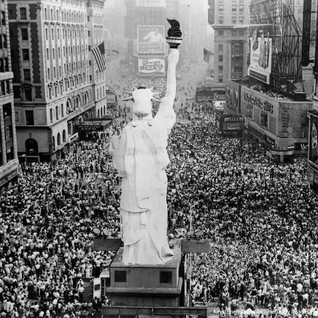 ABC Newsさんのインスタグラム写真 - (ABC NewsInstagram)「ON THIS DAY: Crowds gathered in New York City and around the country to celebrate on August 14, 1945, as then President Truman announced the official surrender of Japan and the end of World War II. #history #worldwar2 #vjday」8月14日 16時14分 - abcnews