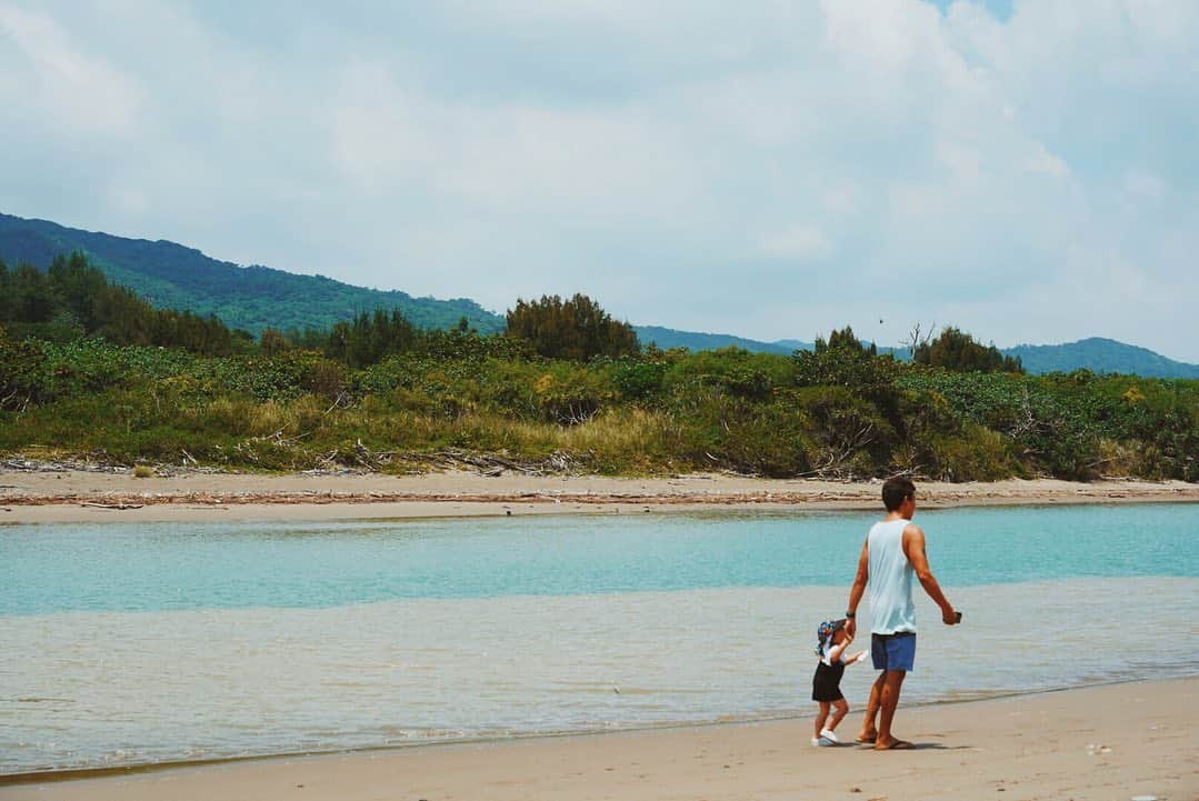 ソニア・スイさんのインスタグラム写真 - (ソニア・スイInstagram)「今天在海邊收到了一顆藍寶石💎  #你丟我撿 #海玻璃 #海洋廢棄物 #我在恆春半島的日子 #loropiana」8月14日 16時14分 - suitangtang