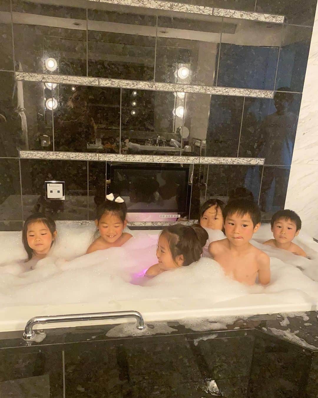 のインスタグラム：「夏休み最後の思い出作りにお友達たちと近場のホテルへプチ旅行♩¨̮⑅*♡  コロナ禍で色々不安もあったけど 食事などは個室や部屋食だったので 他のお客さんとの接触が少なく安心して過ごせました✨  大人も子供たちもめちゃくちゃ楽しめた2日間♪ この旅行中、私は41歳になりました🎂 @yuko0913f & @mihokoringo  と一緒に過ごせて幸せでした♡ いつもいつもほんとにありがとう✨  #親子旅#親子旅行 #芦屋#芦屋ベイコート倶楽部 #kobe#hyogo 遊#ママ友#mamagirl#バスタイム#誕生日」