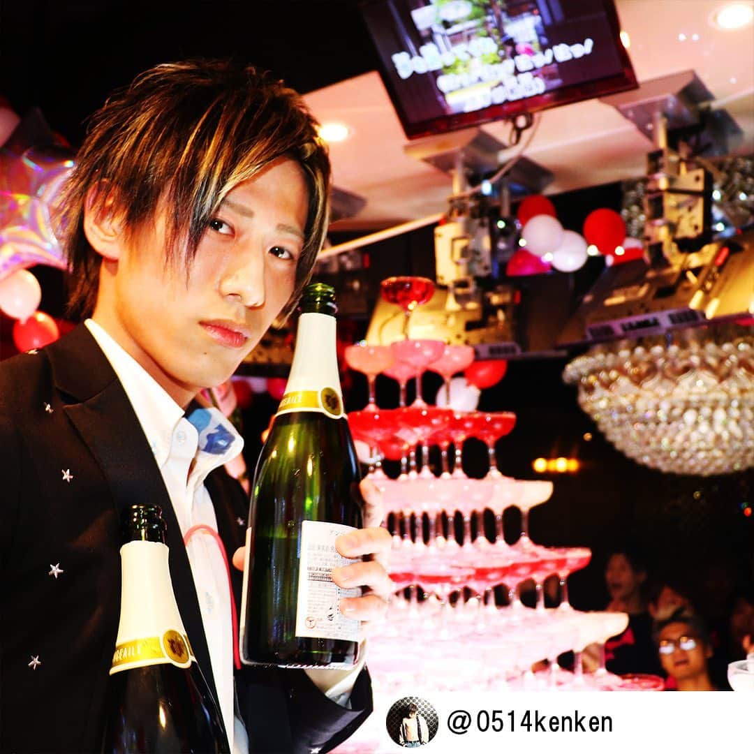 ホス キンのインスタグラム：「【Pickup‼️】 2018年4月にASIAで開催されたネオン街賭ける統括の昇格祭イベント！！ . あの頃から早2年！！ 現在は統括まで登り詰めました🥰✨ . どこまで駆け上がって行くのでしょうか！？ . 今後の更なるご活躍を期待しております✨ . ネオン街賭ける統括のインスタはこちら💁‍♂ @0514kenken . お店のインスタはこちら🏘 @oj_osaka_otokojuku . @hoskininfo . #ホスキン #WORLD . #ホスト #ホストクラブ #イベント #水商売 #クラブ #イケメン #男前  #酒 #シャンパン #シャンパンタワー #バースデー #誕生日 #モエ #ドンペリ #テキーラ #クラブ #大阪 #大阪ミナミ #ミナミ #心斎橋 #道頓堀 #宗右衛門町 #難波 #なんば . #hoskin #osaka #hostclub #followme」
