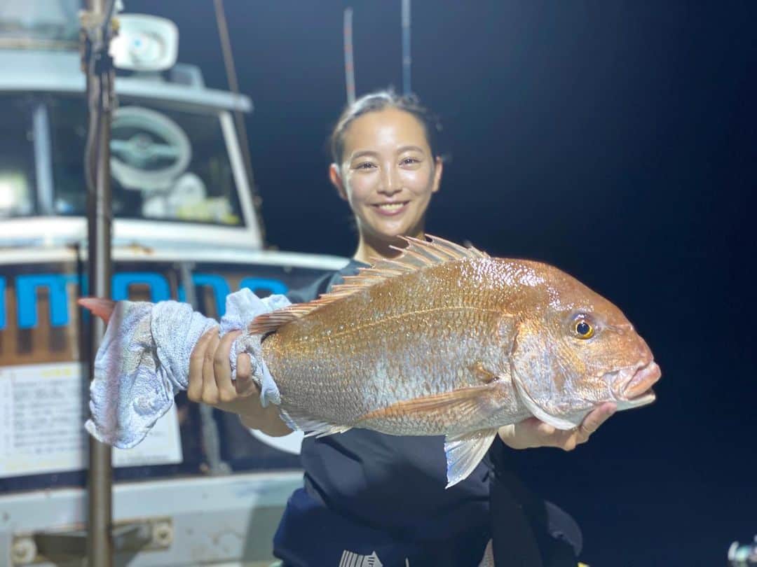 矢野由希子のインスタグラム：「タイ釣れたったい🎣  #イカメタル #イカダイ #夜焚き  #ヤリイカ #タイ #鯛 #釣り #🎣 #釣りるれろ #海輝」