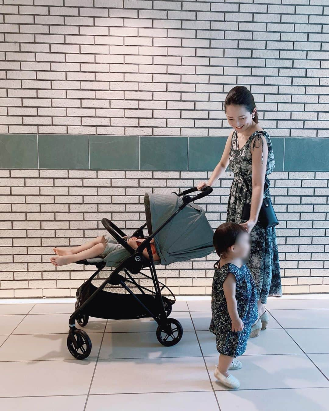 Remiさんのインスタグラム写真 - (RemiInstagram)「new stroller cybex MERIO🤍 息子出産時から愛用しているベビーカー @cybex_japan の3代目にサイベックス メリオカーボンをお迎えしました✨ サイベックスの魅力であるデザイン性やメッシュシート、ハイシート、走行性を受け継ぎつつ、軽量化、日除け、収納力を大胆に改善！  ☑︎重さ5.8kg ☑︎両対面で折りたたみ自立 ☑︎メッシュシート ☑︎XXLサイズのサンキャノピー ☑︎フルフラット(新生児からOK) ☑︎ハイシート ☑︎衝撃・振動吸収サスペンション ☑︎ハンドル角度調整 ☑︎シングルタイヤ  と、理想を叶えたベビーカー✨ 近頃👶🏻は歩きたい、👦🏻はベビーカーに乗りたい、と立場が逆転していている我が家。 14kgの息子を乗せても片手でスイスイ進められるので、もう片手で手を繋ぎながら歩くこともできます✨ 座面まで覆うほどの大きな日除けに、抱っこ紐&ママバッグがすっぽり入るバスケットがまた最強😂✨ 対面シートでおしゃべりするのも好きなので、MELIOの機能を余すことなく活用しています👶🏻👦🏻  MIOS, EESY S TWIST、MELIOの歴代3台の詳しい比較を @lovetabi_mama 記事に書いてみたので気になる方はそちらもチェックしてみてください😊  #ベビーカー #サイベックス #サイベックスメリオカーボン #ストローラー #cybex #MELIO #cybexmelio #PR #CTPJAPAN #1y5m #2y11m」8月14日 16時16分 - remi_912