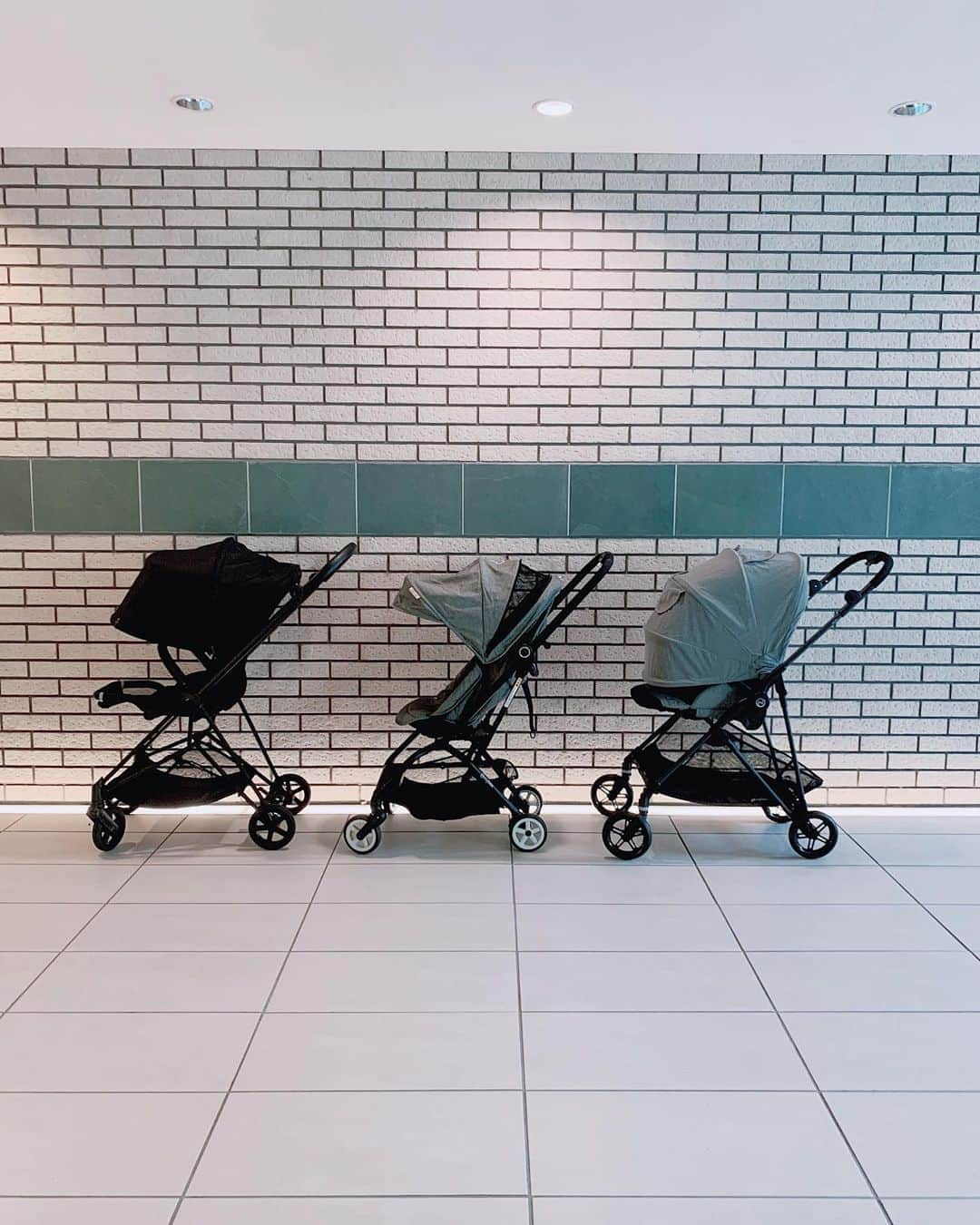 Remiさんのインスタグラム写真 - (RemiInstagram)「new stroller cybex MERIO🤍 息子出産時から愛用しているベビーカー @cybex_japan の3代目にサイベックス メリオカーボンをお迎えしました✨ サイベックスの魅力であるデザイン性やメッシュシート、ハイシート、走行性を受け継ぎつつ、軽量化、日除け、収納力を大胆に改善！  ☑︎重さ5.8kg ☑︎両対面で折りたたみ自立 ☑︎メッシュシート ☑︎XXLサイズのサンキャノピー ☑︎フルフラット(新生児からOK) ☑︎ハイシート ☑︎衝撃・振動吸収サスペンション ☑︎ハンドル角度調整 ☑︎シングルタイヤ  と、理想を叶えたベビーカー✨ 近頃👶🏻は歩きたい、👦🏻はベビーカーに乗りたい、と立場が逆転していている我が家。 14kgの息子を乗せても片手でスイスイ進められるので、もう片手で手を繋ぎながら歩くこともできます✨ 座面まで覆うほどの大きな日除けに、抱っこ紐&ママバッグがすっぽり入るバスケットがまた最強😂✨ 対面シートでおしゃべりするのも好きなので、MELIOの機能を余すことなく活用しています👶🏻👦🏻  MIOS, EESY S TWIST、MELIOの歴代3台の詳しい比較を @lovetabi_mama 記事に書いてみたので気になる方はそちらもチェックしてみてください😊  #ベビーカー #サイベックス #サイベックスメリオカーボン #ストローラー #cybex #MELIO #cybexmelio #PR #CTPJAPAN #1y5m #2y11m」8月14日 16時16分 - remi_912