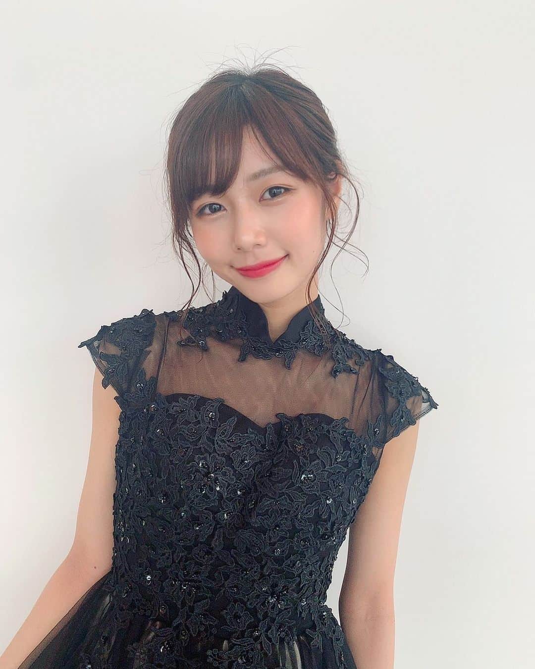 杉浦みずきのインスタグラム：「. 昨日は私が通うピアノ教室のコンサートがありました💐 今年は、ラフマニノフ「パガニーニの主題による狂詩曲 第18番」を演奏しました🎹 もうコンサートに出始めてから20年以上経ちました😂 何年経っても緊張するけど、ステージの上から、自分の音が大きなホール全体に響くあの瞬間が気持ちいいんですよね 純粋に、楽しいが緊張を超えられたら大成功🎶  それがなかなか難しいですけどね😂 ・ ・ #ピアノ #ピアノコンサート  #ラフマニノフ #パガニーニの主題による狂詩曲 #黒ドレス #ロングドレス ドレスはロングなので、また全身写真も載せます👗」