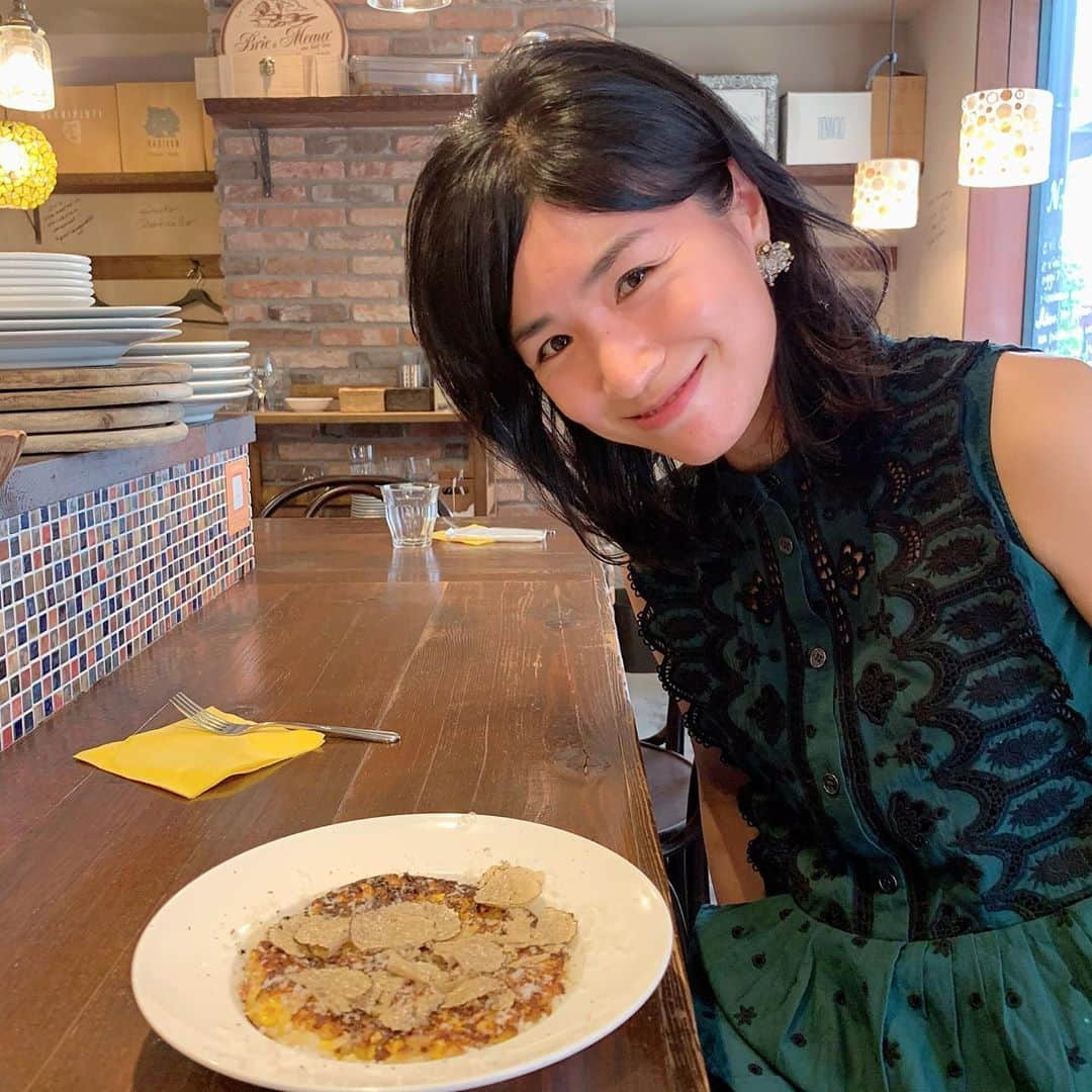 瓜生明希葉さんのインスタグラム写真 - (瓜生明希葉Instagram)「仕事の合間のさくっとランチ🍙そういえばこのブラウスもですが、ここ数年でSEA NYの服がたくさん増えた。甘すぎない刺繍やレース、ほどよくゆったりとしたBoho感がここ数年の自分の気分に合う。NYに住んでいた頃近くにOTTEという大好きなセレクトショップがあった。そこではじめて買ったブランド。あの頃はもっとピタッとしたワンピースに果敢に挑戦していたけど、今は子育て中につき機能面(洗える動ける)が重視され、本来好きだったほっこり系が主力となり、このブランドがいつになくしっくり。  年齢や生活環境でクローゼットの風景がゆるやかに変わる様がおもしろい。歳を重ねこのまま森に住まうおばあちゃん系になるのも良いが、わたしは女友達に「50代で背中の開いたワンピースを着れる人になる」とも宣言している。だらしない見た目にならないという自分への戒めと、年を重ねてもたまには張り切る自分でいたい、という願いからだ。頑張らない”ぬけ感”の素敵さはよく知っている。でも一方で、ウエストを気にしたりヒールを履いたりする、張り切っておしゃれしちゃった！という自分も僅かでも死ぬまで残っていて欲しいと思う。張り切るおしゃれは自分に元気がないとできない。  尊敬している祖母は、自分がおしゃれをすることは周りの人を元気にするのよ、と言っていた。その祖母が祖父のお通夜でとてもモダンなシルエットのワンピース(喪服)を着ていた。訃報を聞いて福岡へ飛んで帰ったわたしに、このワンピース作ったんよ、といつもの得意気な顔で開口一番伝えに来た。おばあちゃんが1番悲しいはずなのに。親族をファッションで元気づけ、そしてまたファッションに気を回すことで祖母が自分自身を”いつも通り”に整えようとしていたのかもしれない。胸が熱くなった。体型が20代から変わらないことも未だにちょいちょい自慢してくる。祖母は今も張り切っている。わたしもこんなおばあちゃんになりたい。  #otteny #seanewyork #fashiontalk #bohostyle  #tokyolunch #カーリカリ #おばあちゃん大好き」8月14日 16時35分 - akiha_uryu