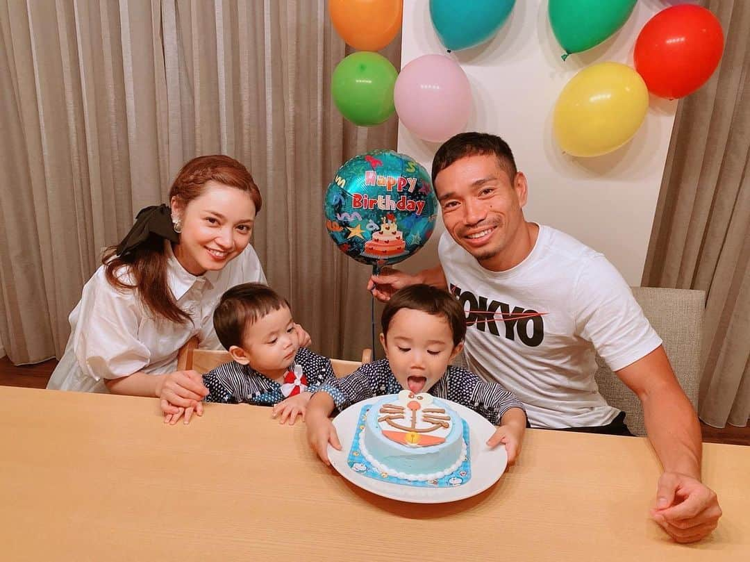 長友佑都のインスタグラム：「次男の1歳のbirthday 🎂🎉 次男のケーキを長男が奪っています😅 これからも元気ですくすく育ってね😘」