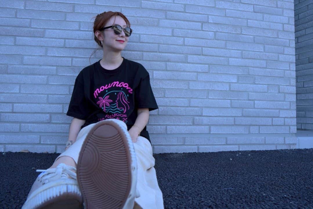 YUKA さんのインスタグラム写真 - (YUKA Instagram)「FULLMOON LIVE SPECIAL 中秋の名月2020 ONLINEの グッズTシャツが完成しました♡  こちらは黒バージョン☺️ ぜひこれを一緒に着てライブ鑑賞してね✨✨ (※着ているのはLサイズです)  ご購入に関する詳しい情報はmoumoonのオフィシャルサイトをご覧ください❣️  #moumoon #fullmoonlive #中秋の名月 #Tシャツ #月が綺麗な夜に会おう」8月14日 16時34分 - yukamoumoon