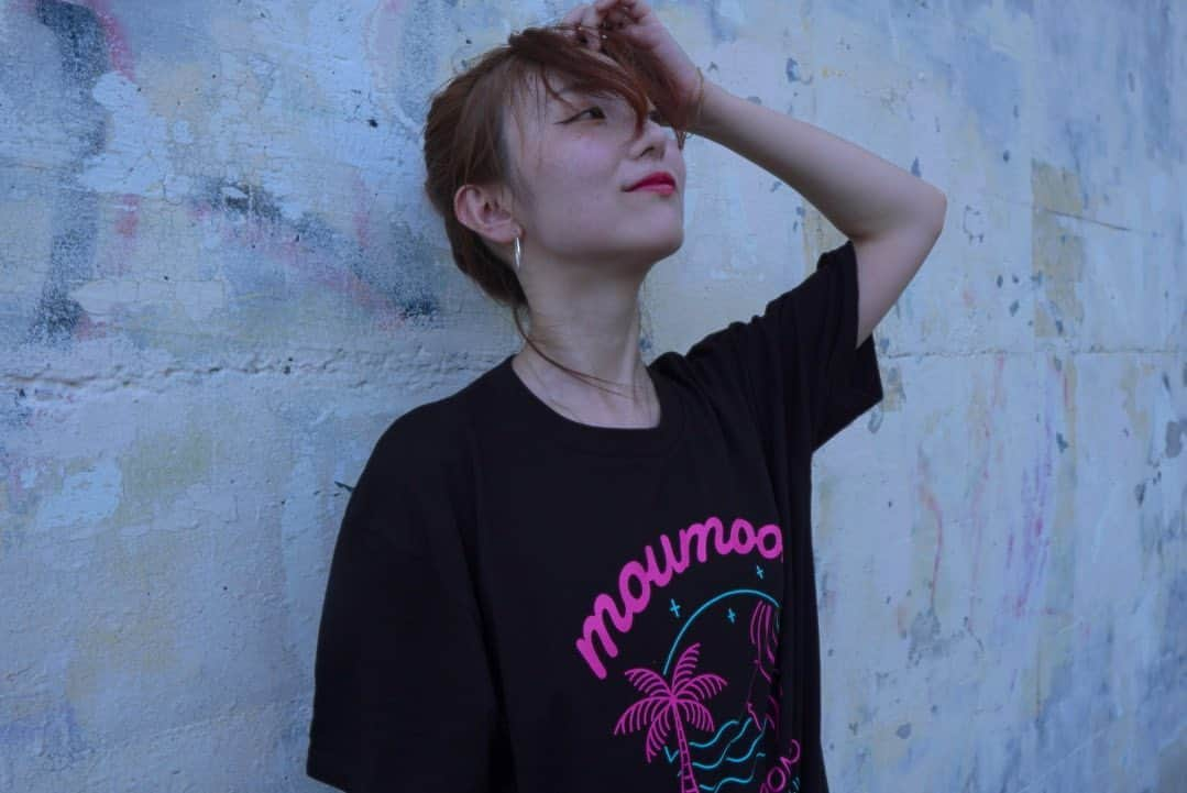 YUKA さんのインスタグラム写真 - (YUKA Instagram)「FULLMOON LIVE SPECIAL 中秋の名月2020 ONLINEの グッズTシャツが完成しました♡  こちらは黒バージョン☺️ ぜひこれを一緒に着てライブ鑑賞してね✨✨ (※着ているのはLサイズです)  ご購入に関する詳しい情報はmoumoonのオフィシャルサイトをご覧ください❣️  #moumoon #fullmoonlive #中秋の名月 #Tシャツ #月が綺麗な夜に会おう」8月14日 16時34分 - yukamoumoon