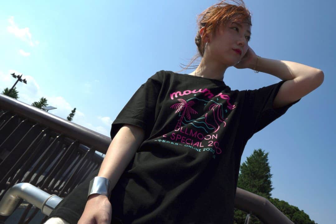 YUKA さんのインスタグラム写真 - (YUKA Instagram)「FULLMOON LIVE SPECIAL 中秋の名月2020 ONLINEの グッズTシャツが完成しました♡  こちらは黒バージョン☺️ ぜひこれを一緒に着てライブ鑑賞してね✨✨ (※着ているのはLサイズです)  ご購入に関する詳しい情報はmoumoonのオフィシャルサイトをご覧ください❣️  #moumoon #fullmoonlive #中秋の名月 #Tシャツ #月が綺麗な夜に会おう」8月14日 16時34分 - yukamoumoon